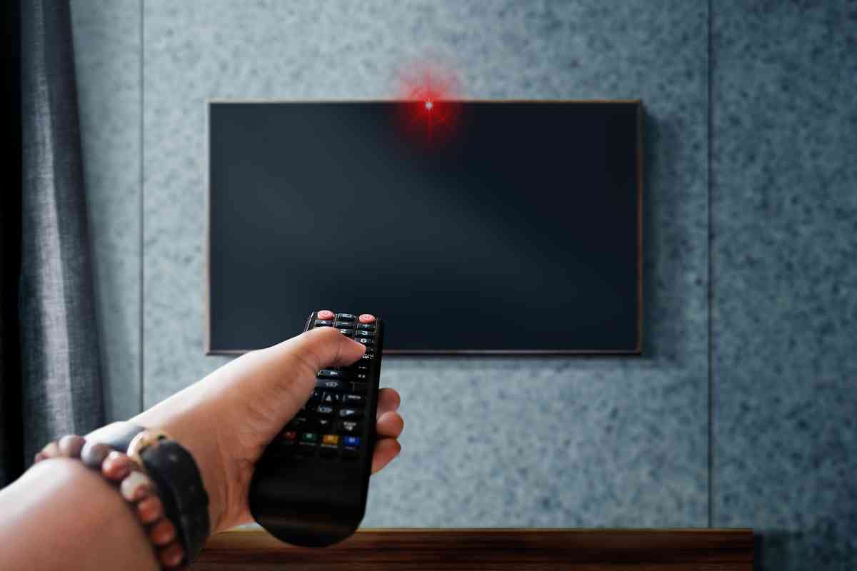 علت خاموش و روشن شدن تلویزیون